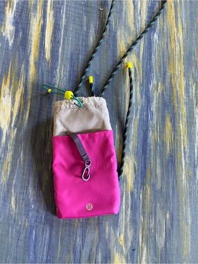 Lululemon play forward crossbody pouch